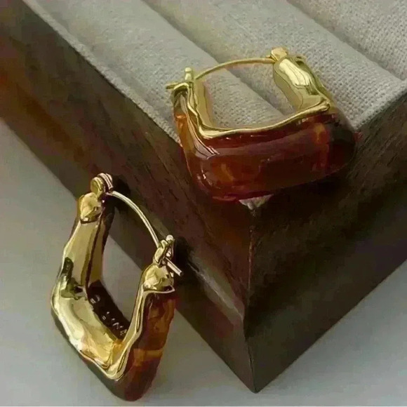 - Elegant And Luxurious U-Shaped Hoop Earrings - Picture 2 of 5